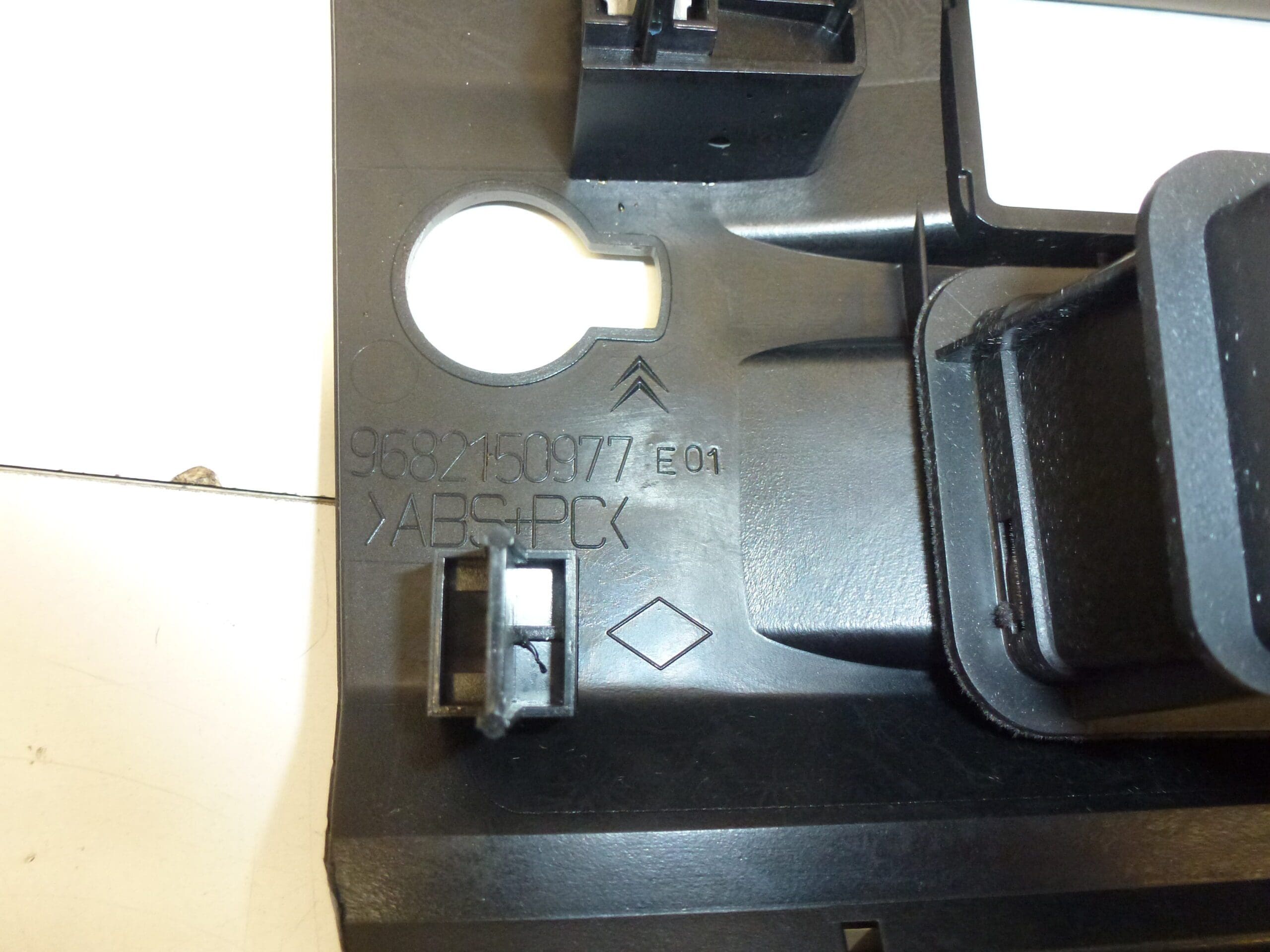 Mittelrahmen Citroën C4 9682150977 8212YA