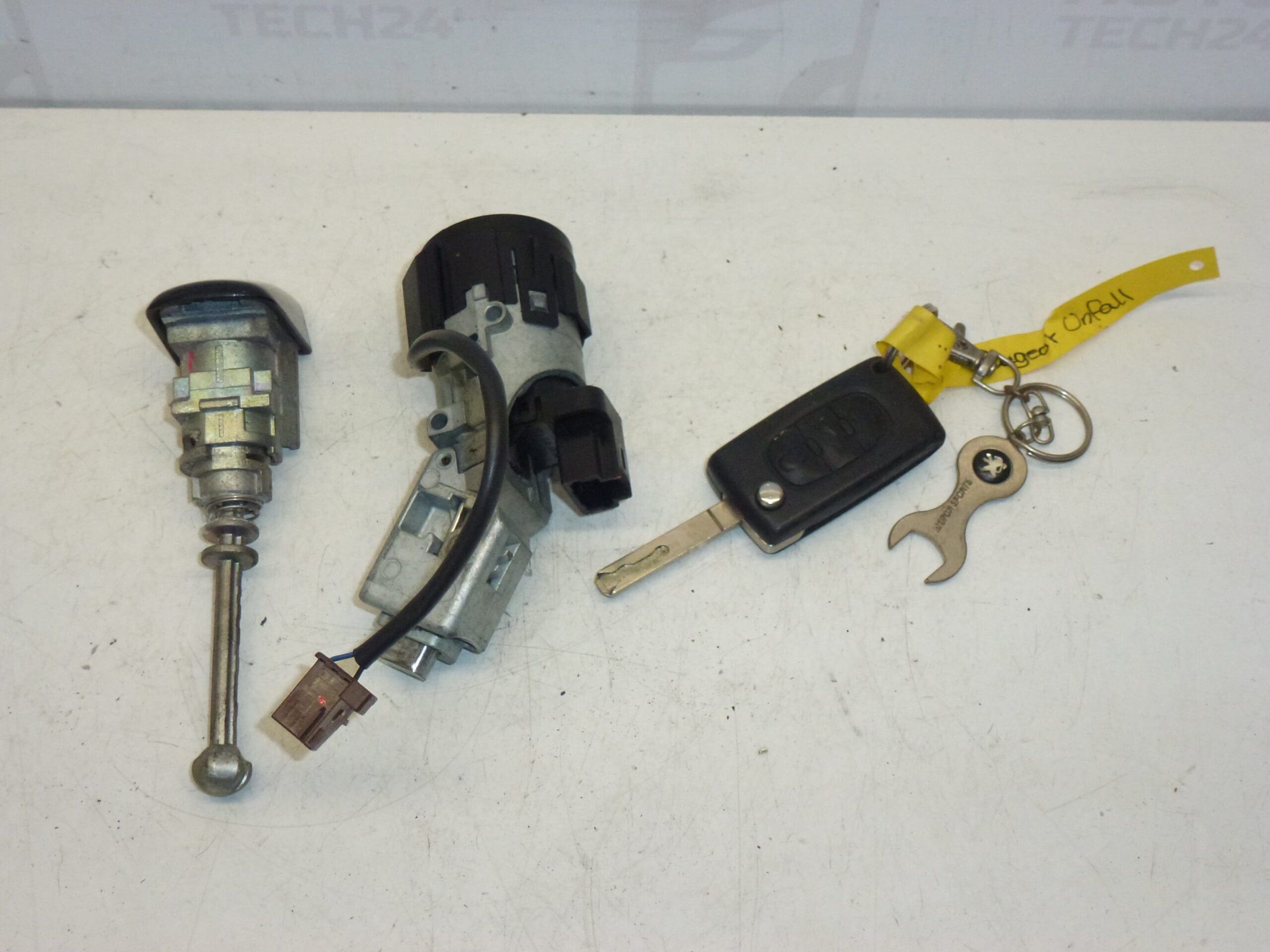 Schaltkasten, Türschloss und ein Schlüssel Citroën Peugeot 4162SP