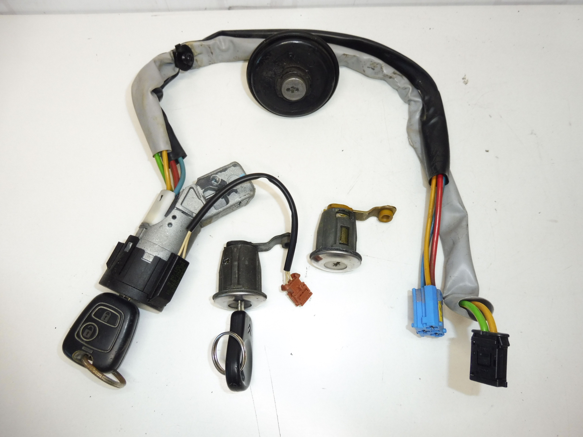 Satz mit 2 Schlüsseln und Schlössern Citroën Berlingo II 4162CF 4162CH