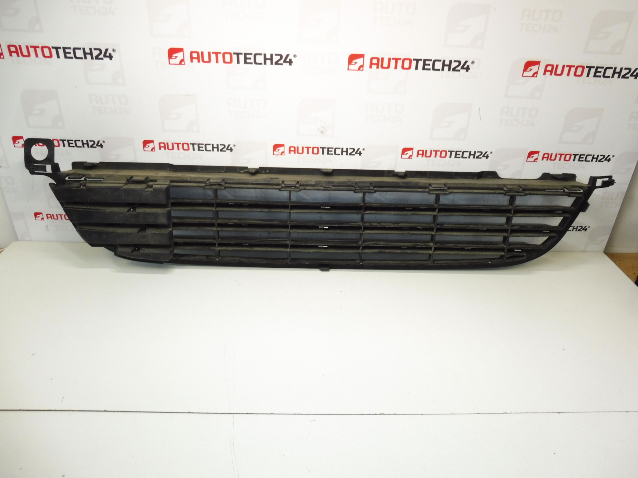 Peugeot 5008 Frontstoßstangengrill 9687437577 9686182677 7422E2