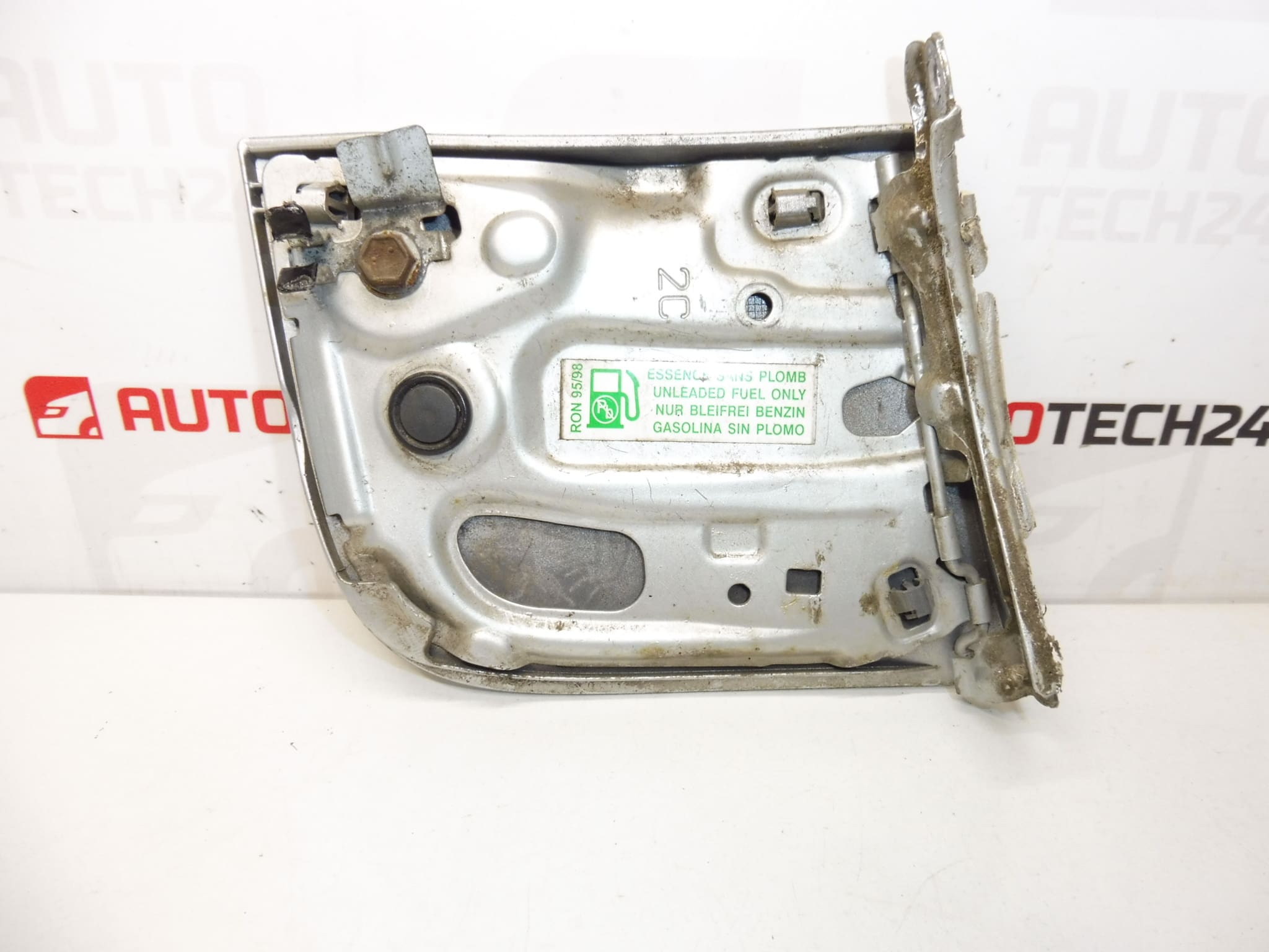 Rote Kraftstoffdeckelabdeckung Peugeot 107 Citroën C1 KTB 1517C5 1517C9 – Bild 2