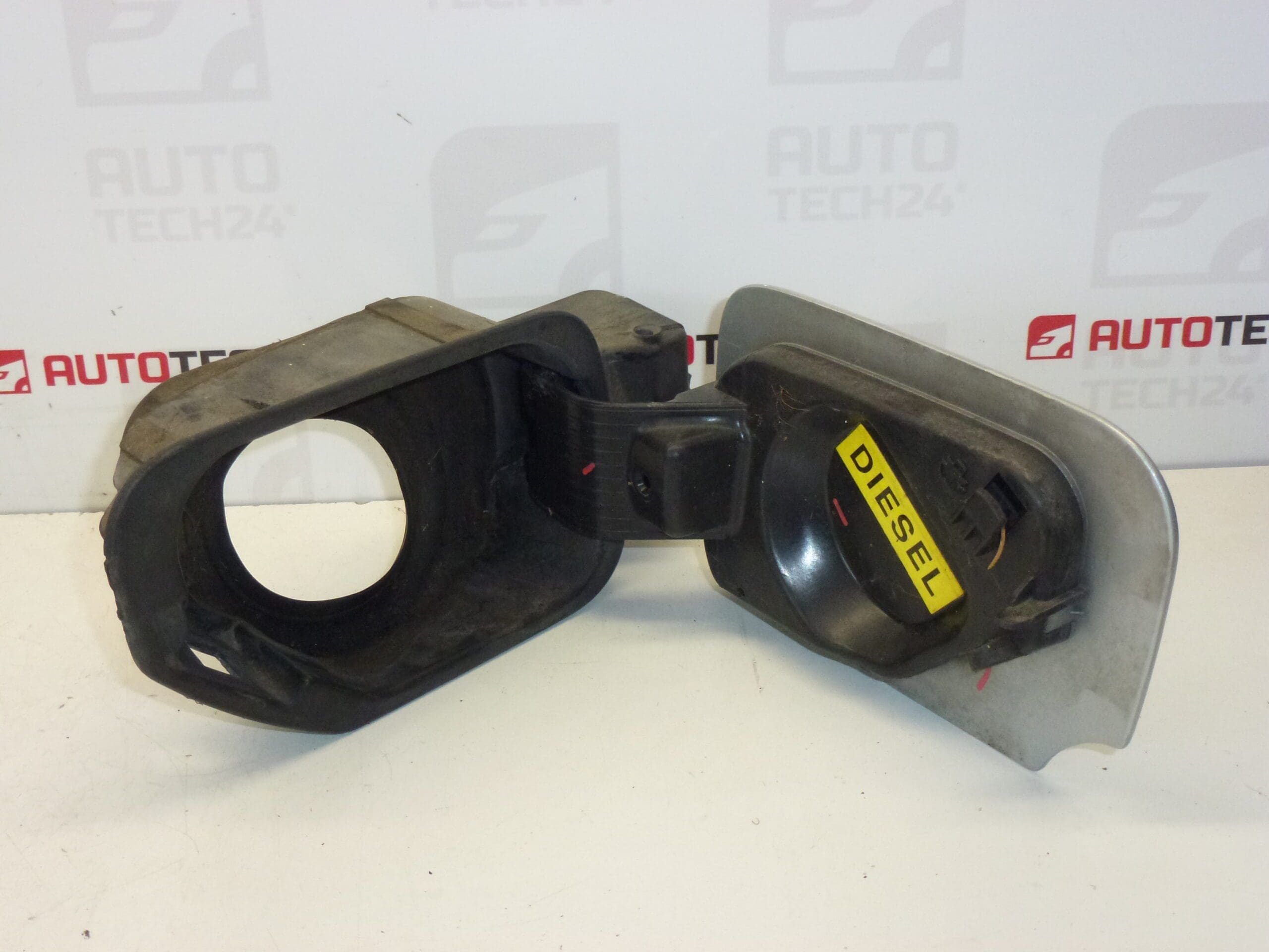 Tankdeckel Abdeckung Peugeot 407 1517A7 151877 EZRC – Bild 2