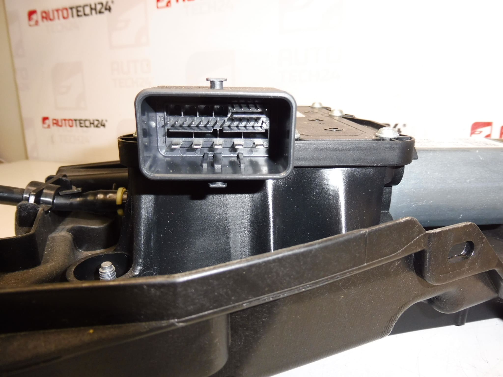 Elektronische Handbremse Peugeot 3008 I 0204280099 9684898480 470209 – Bild 2