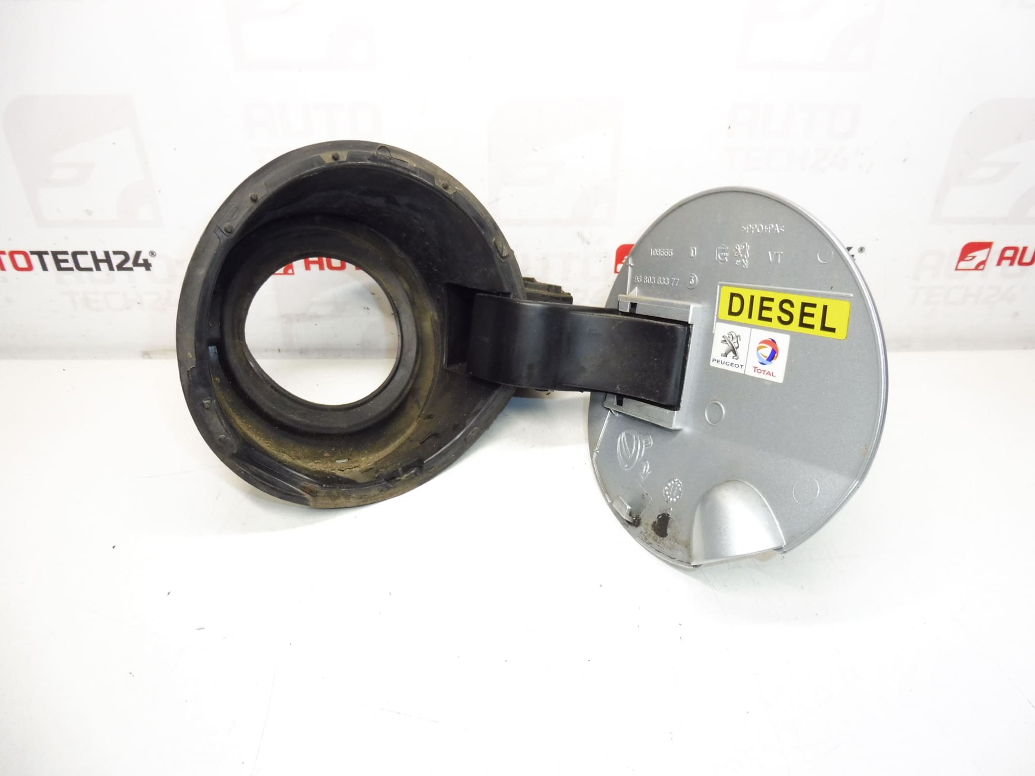Peugeot 308 EZRC Tankdeckelabdeckung 1517F4 151899 – Bild 2