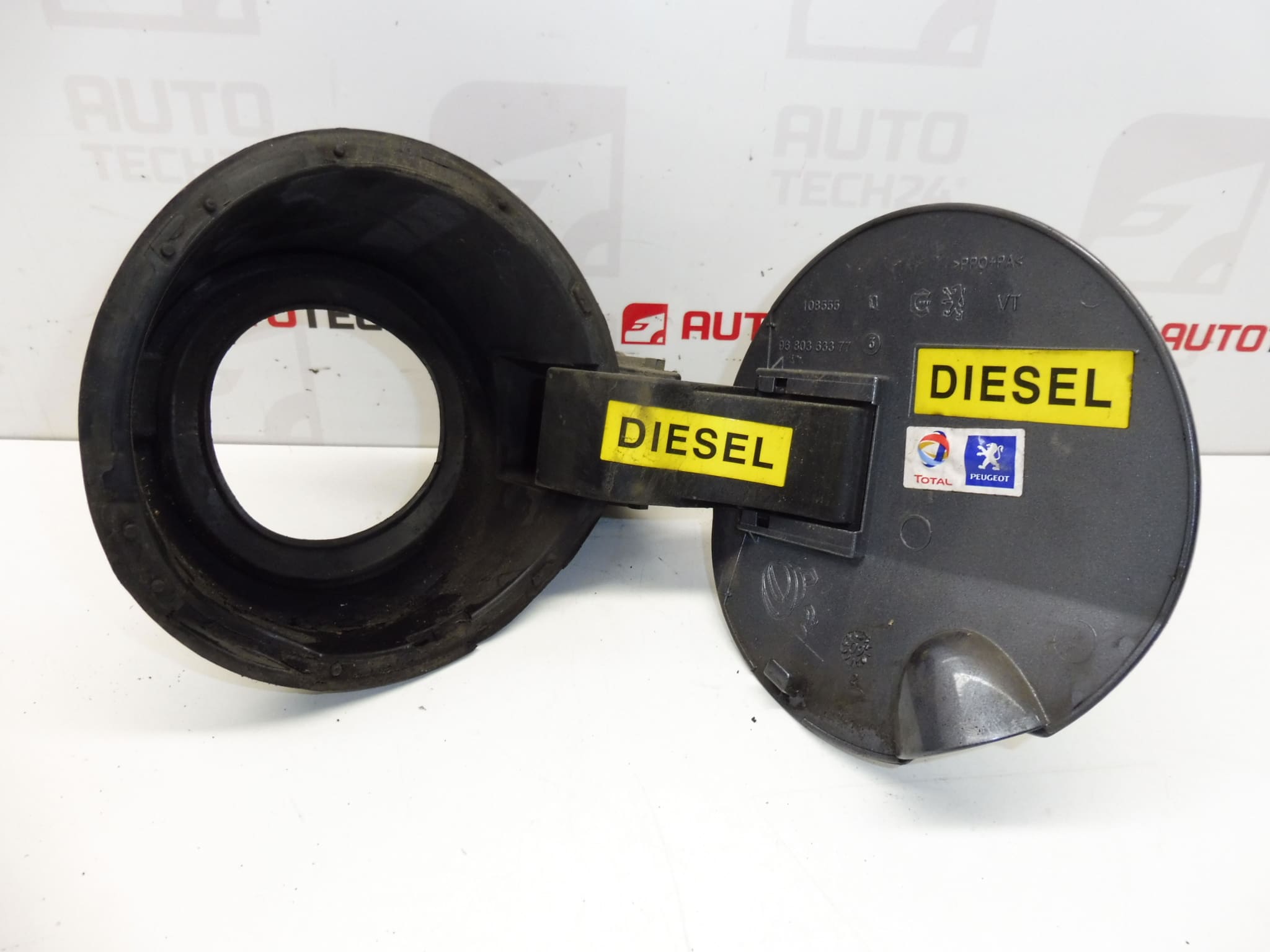 Peugeot 308 KTHB Tankdeckelabdeckung 1517F4 151899 – Bild 2