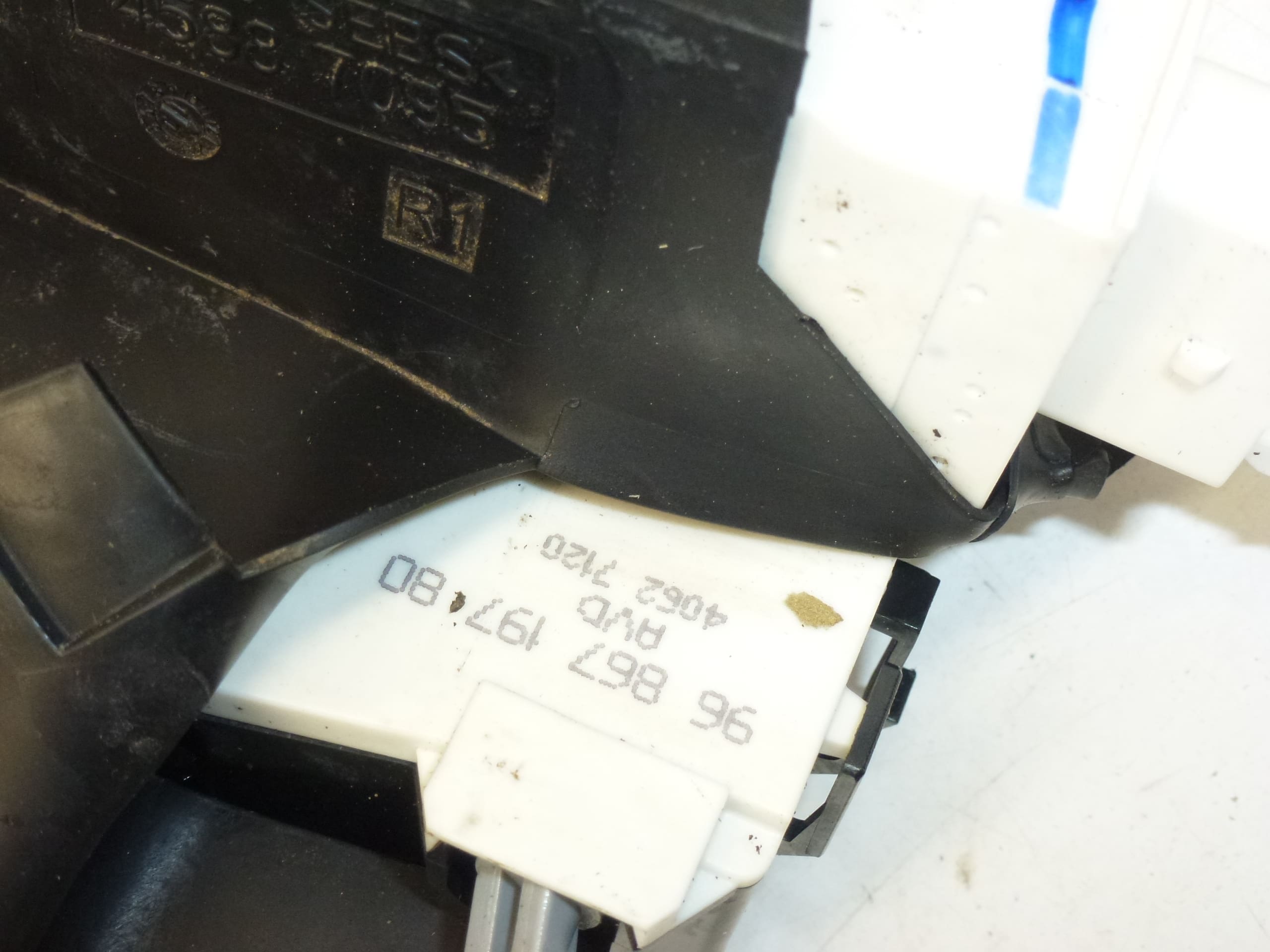 Türschloss vorne rechts Citroën C4 9686719780 9136ES – Bild 2