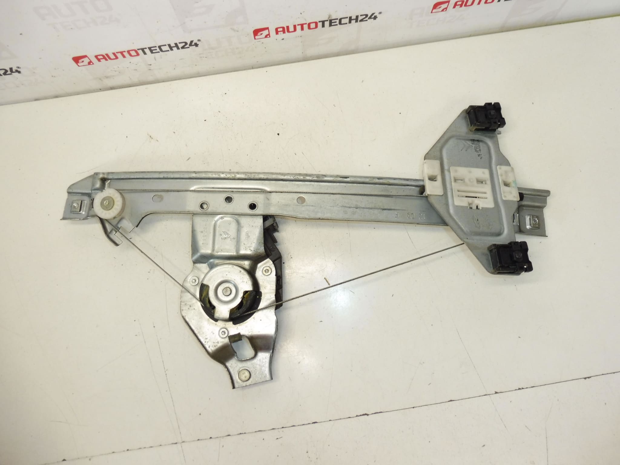 Citroën C3 II A51 9224G3 Mechanismus zum Aufziehen der rechten Heckscheibe – Bild 2