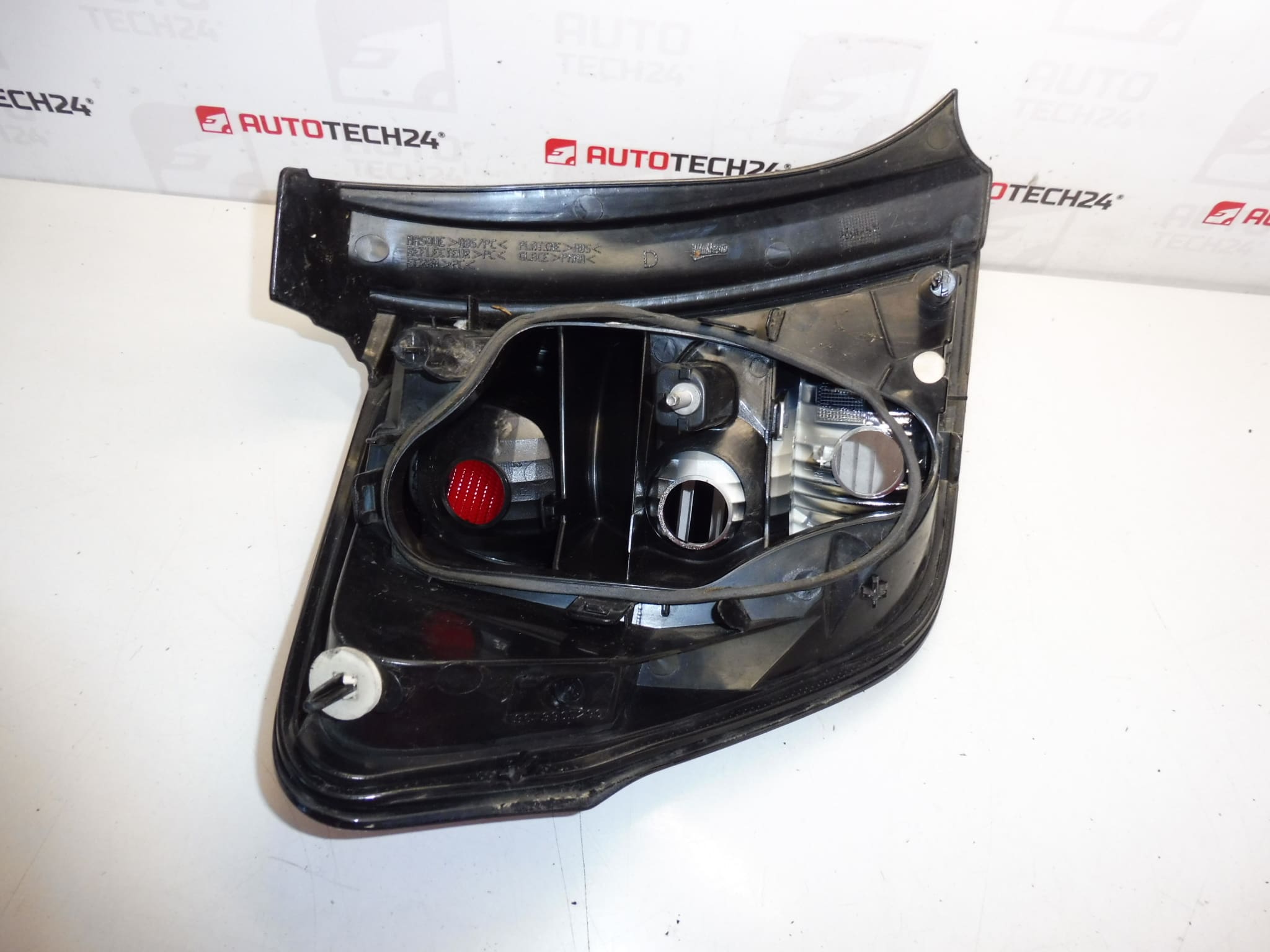 Kotflügel für Rückleuchte rechts Citroën C3 II 9673805380 6351KQ (Kopie) – Bild 2