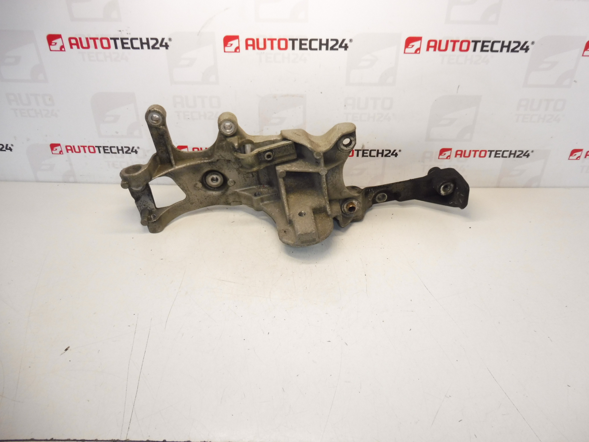 Citroën Peugeot Lichtmaschine A/C Kompressor Halter 9688628680 5706N7