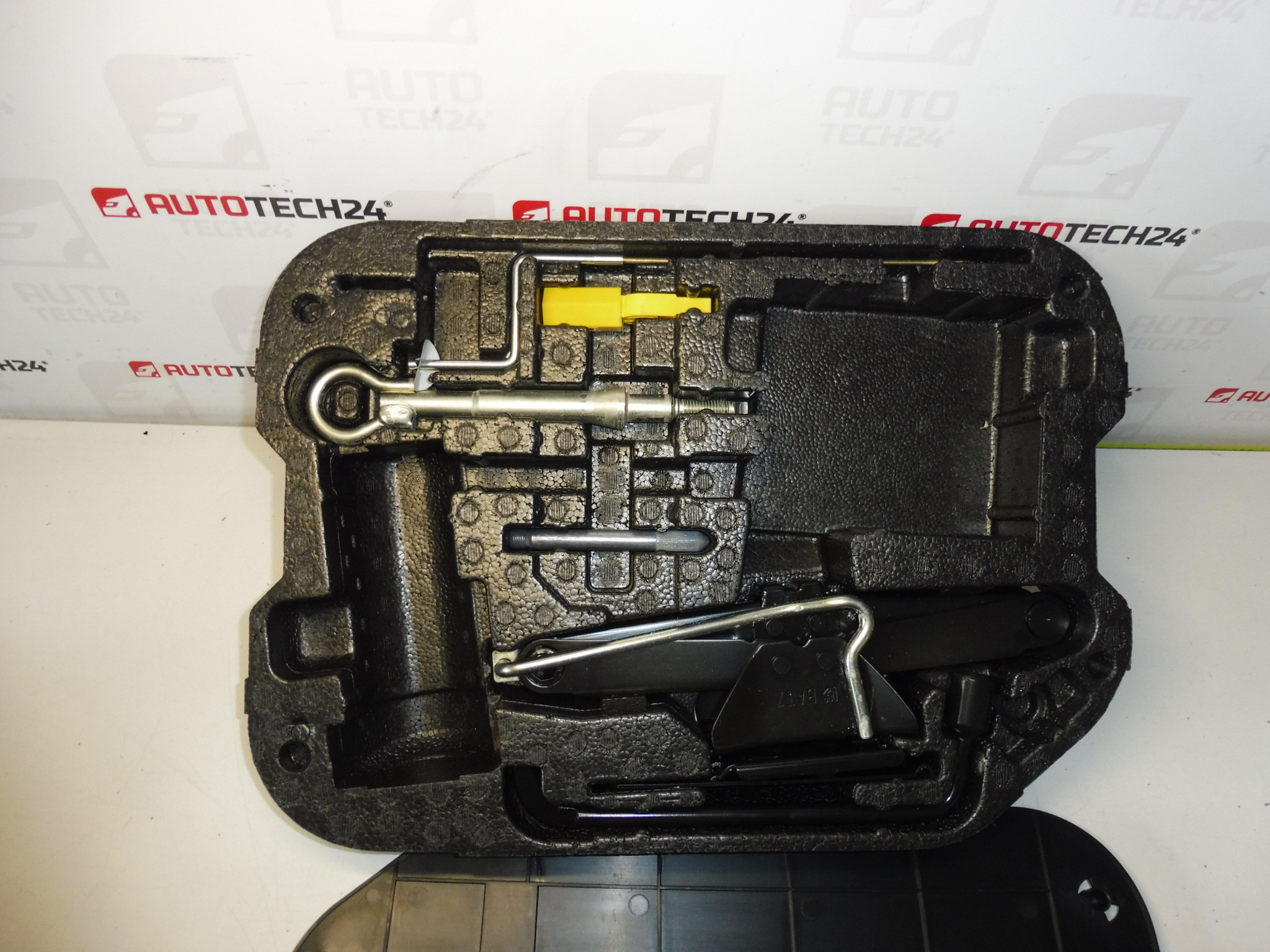 Werkzeugsatz, Wagenheber, Radschlüssel, Abschleppöse für Citroën C4 PICASSO 6736A7 674418 672594 671809 671739